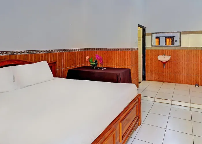 Hotel Oyo 92438 Nugraha Near Monkey Forest 2*