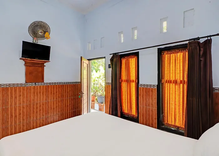 Oyo 92438 Nugraha Near Monkey Forest Hotel 2*